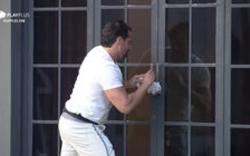 Folhas arma pegadinha para Coelho e prende porta do quarto