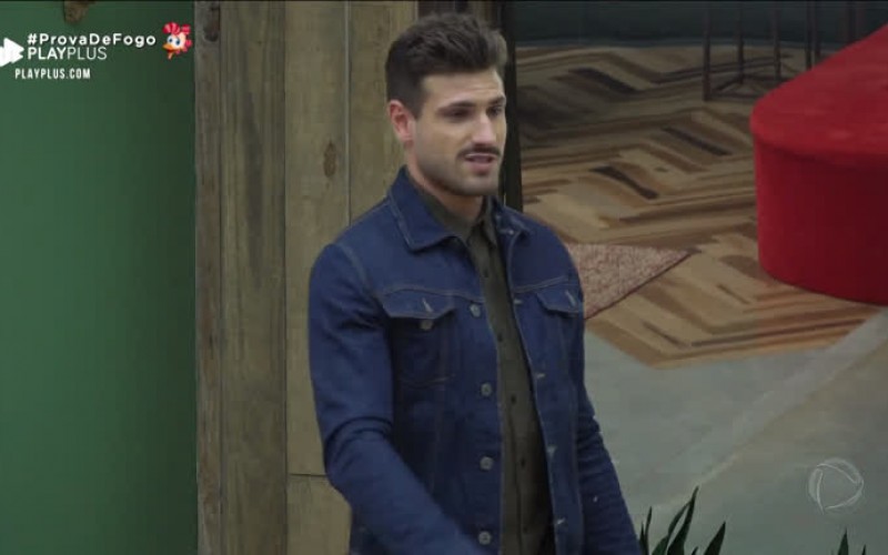 Guilherme e Lucas se despedem dos peões antes da eliminação