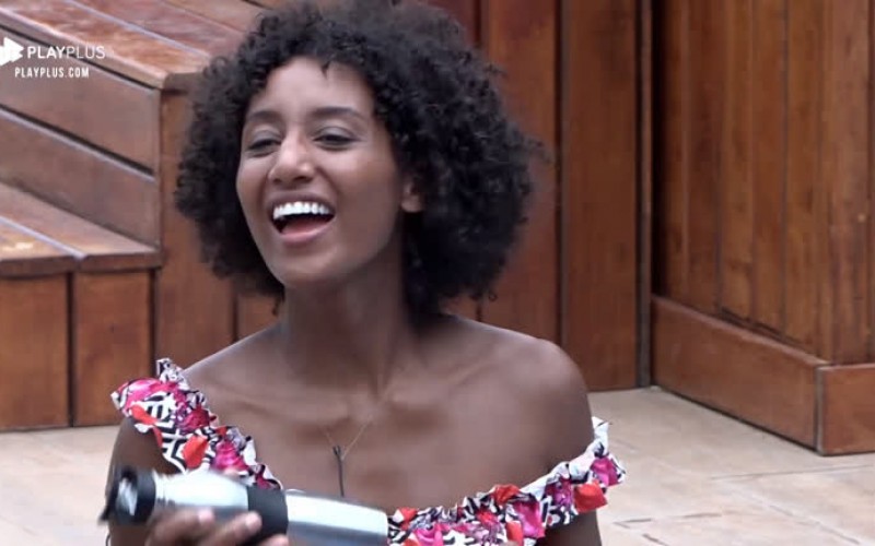 Peões cantam sucessos de O Rappa e Charlie Brown Jr. na piscina