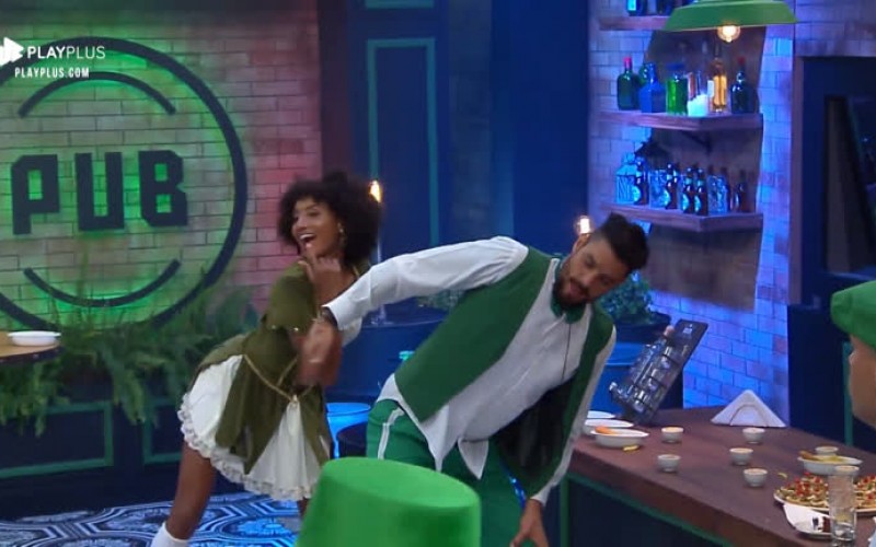 Sabrina ensina coreografia de funk para Diego