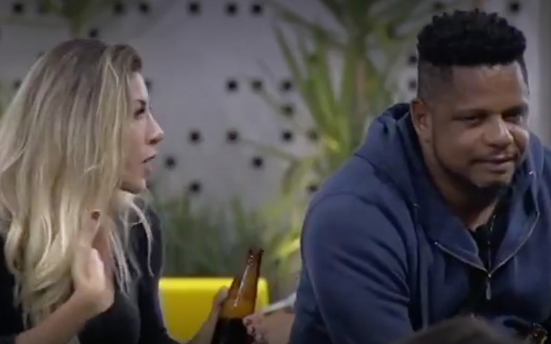 Tati Minerato e Marcelo brigam em brincadeira Verdade e Desafio