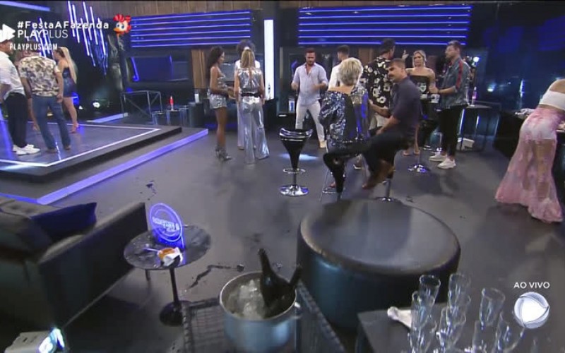 Todos os peões se reúnem para a última festa