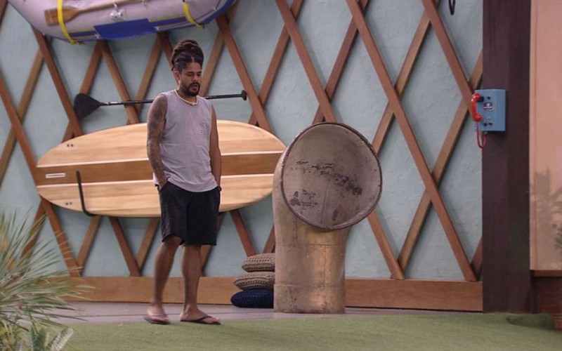 Viegas canta em frente ao Big Fone