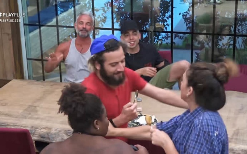 Almoço é animado na sede - A Fazenda 12