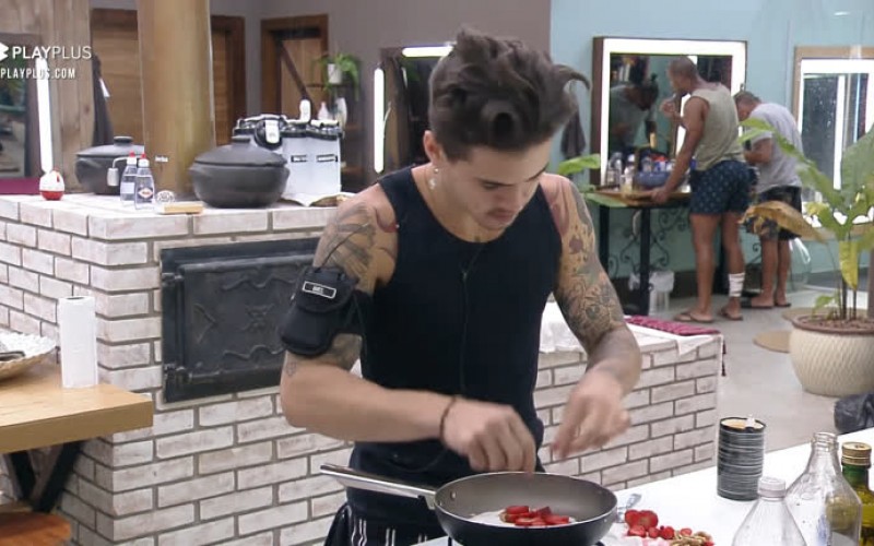 Biel prepara tapioca doce - A Fazenda 12