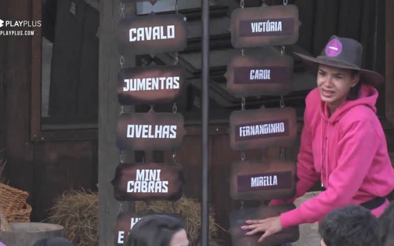 Fazendeira distribui tarefas entre os peões