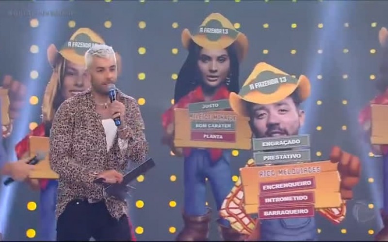 Gui Araujo entrega plaquinhas aos peões