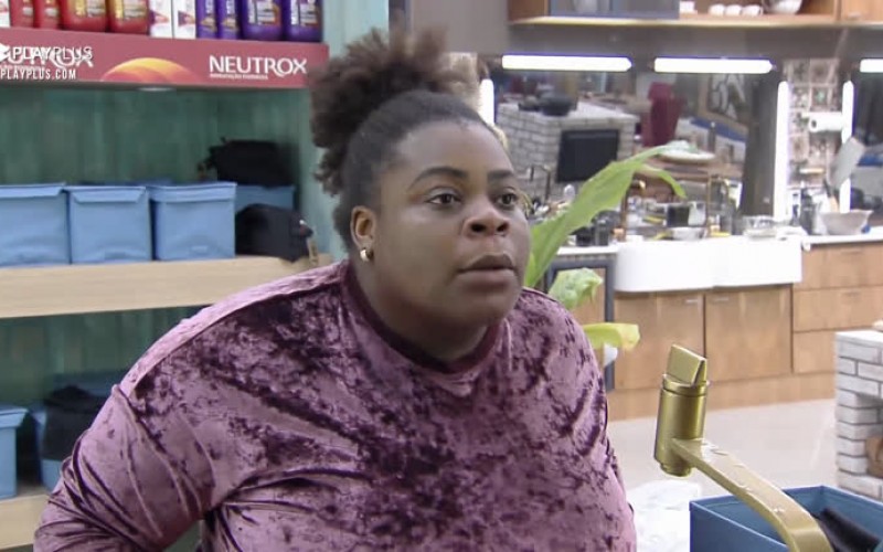 Jojo Todynho faz skincare rural