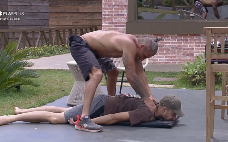 Juliano faz massagem em Lucas - A Fazenda 12