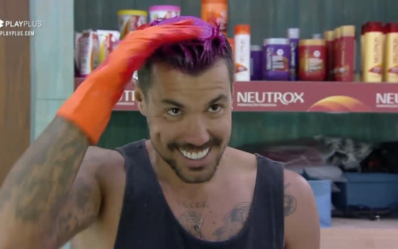 Lipe pinta o cabelo de roxo - A Fazenda 12