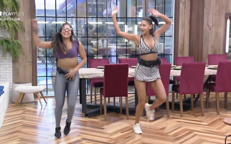 Peoas dançam animadas na cozinha