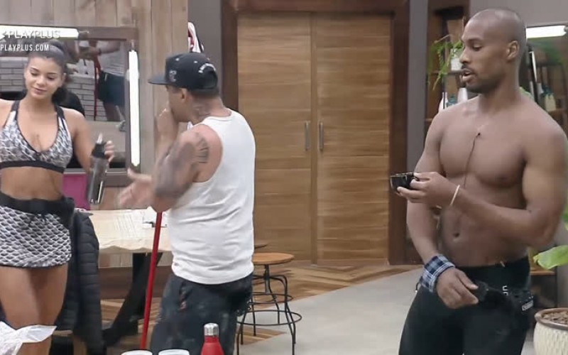 Peões unem beatbox com axé e animam a sede