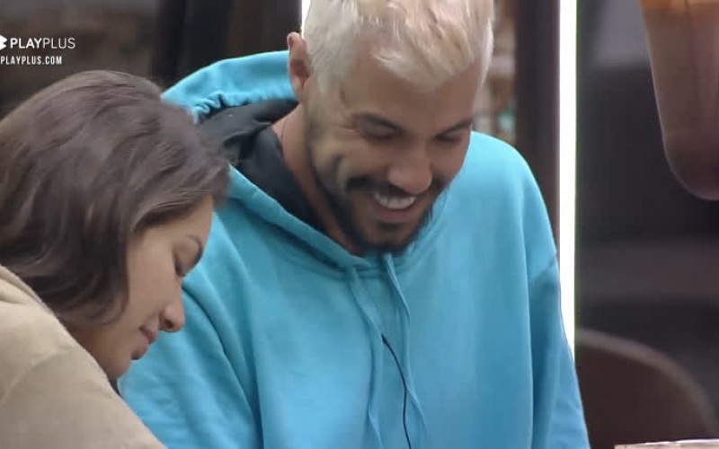 Stéfani ajuda Lipe com café - A Fazenda 12