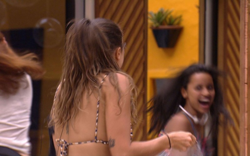 Voz do BBB anuncia: brothers terão maquiagem especial para Festa Circo